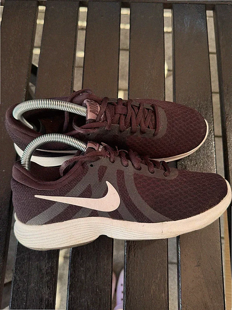 Nike Revolution 4 Damen Gr. 37,5 Bordeaux Weiß Laufschuhe Running Sneaker