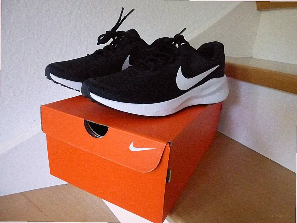 Nike Revolution 7 Straßenlaufschuh Damen Gr. 40 Turnschuhe Laufschuhe NEU!