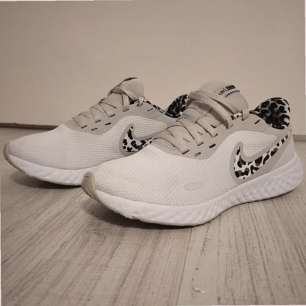 Nike Revolution Damen Laufschuhe Sneaker Weiß/Beige Leopard Animal Print Mesh.