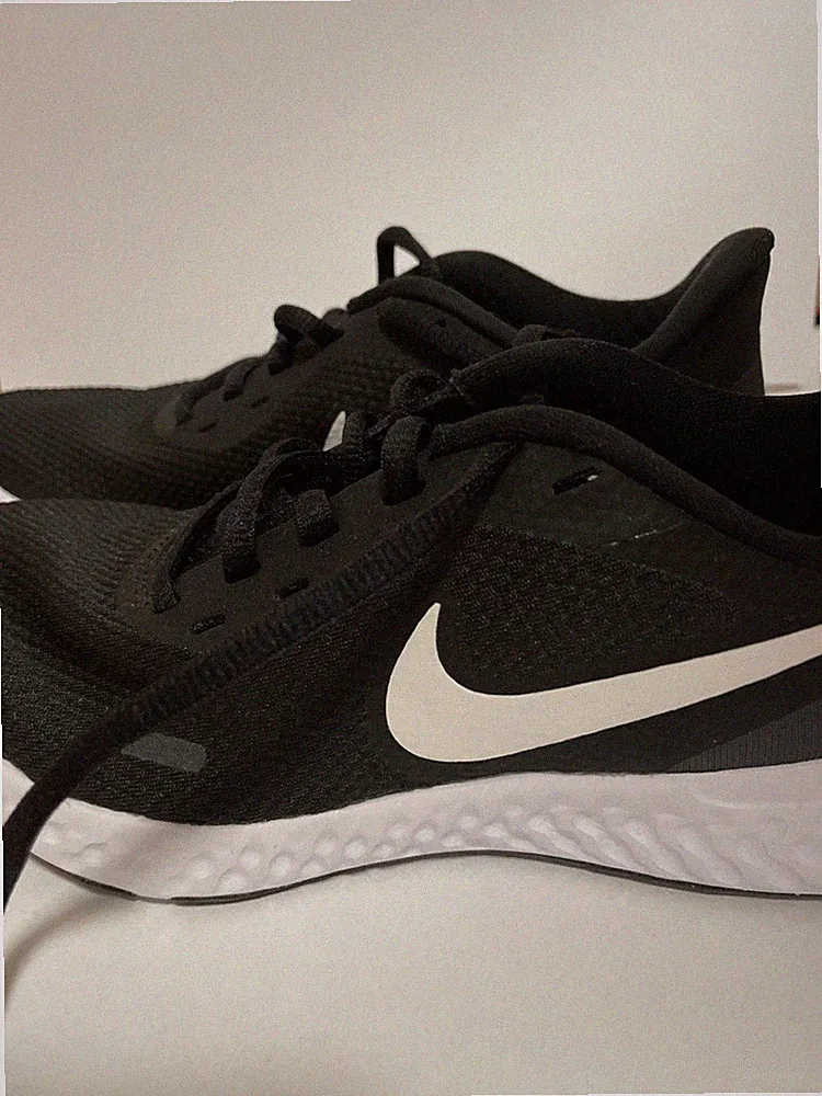 Nike Revolution – Schwarze Herren/Damen Laufschuhe