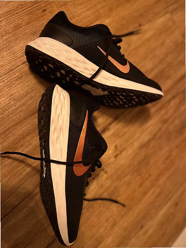 Nike Running Damen Laufschuhe Größe US 7,5 EU 38 ungetragen wie neu schwarz gold
