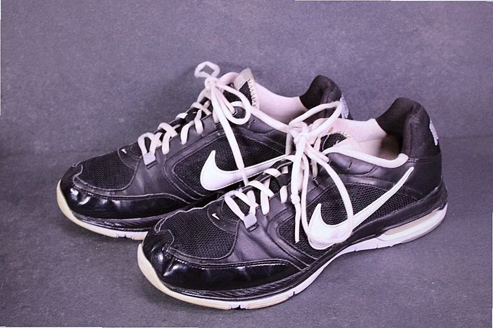 Nike Sneaker Air Strong Damen Sportschuhe Gr. 42 schwarz weiß Laufschuhe BS855