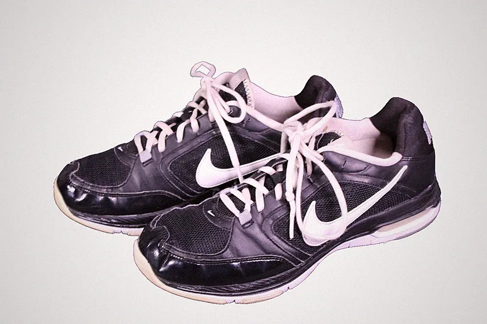 Nike Sneaker Air Strong Damen Sportschuhe Gr. 42 schwarz weiß Laufschuhe BS855