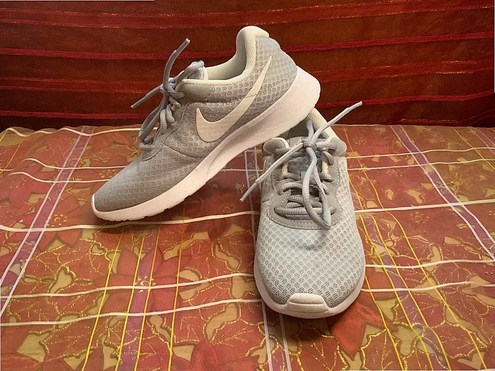 Nike Sneaker Laufschuhe Schnürschuhe Gr. 36 (22,5 cm) grau/weiß