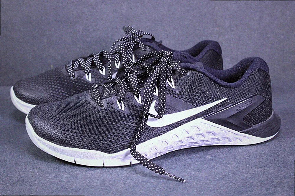 Nike Sneaker Metcon 4 Laufschuhe Damen Gr. 37,5 schwarz weiß silber Mesh CH1-210