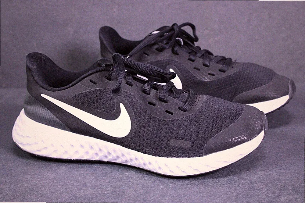 Nike Sneaker Revolution 5 Laufschuhe Damen Gr. 36,5 schwarz weiß Mesh CH1-194