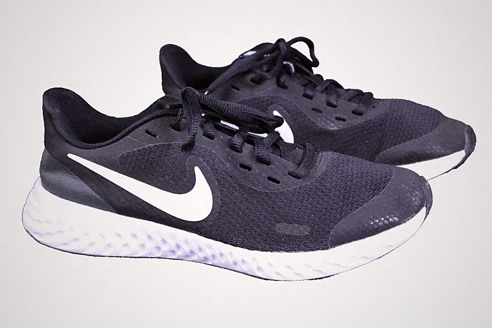 Nike Sneaker Revolution 5 Laufschuhe Damen Gr. 36,5 schwarz weiß Mesh CH1-194
