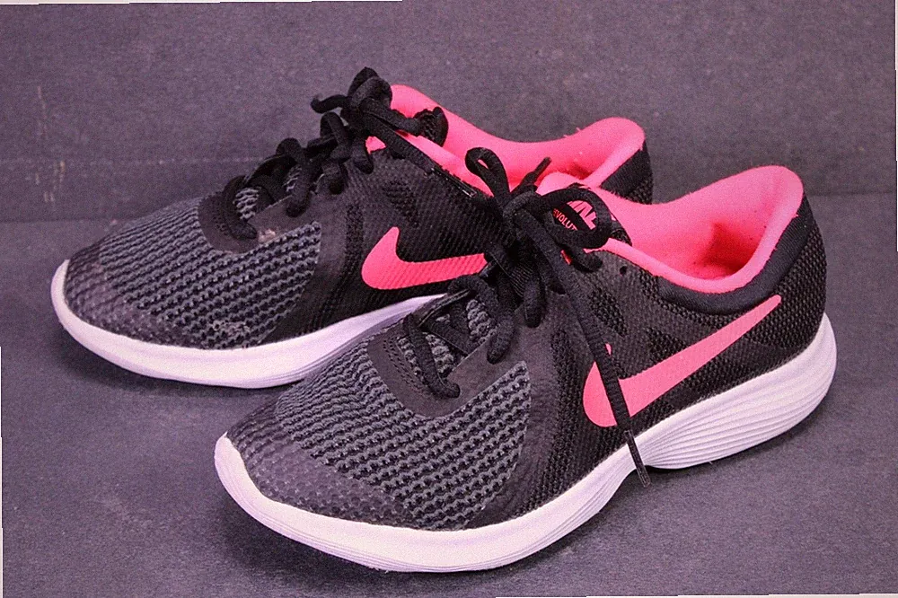 Nike Sneaker Revolution Damen Sportschuhe Gr. 37,5 schwarz pink Laufschuhe BS426