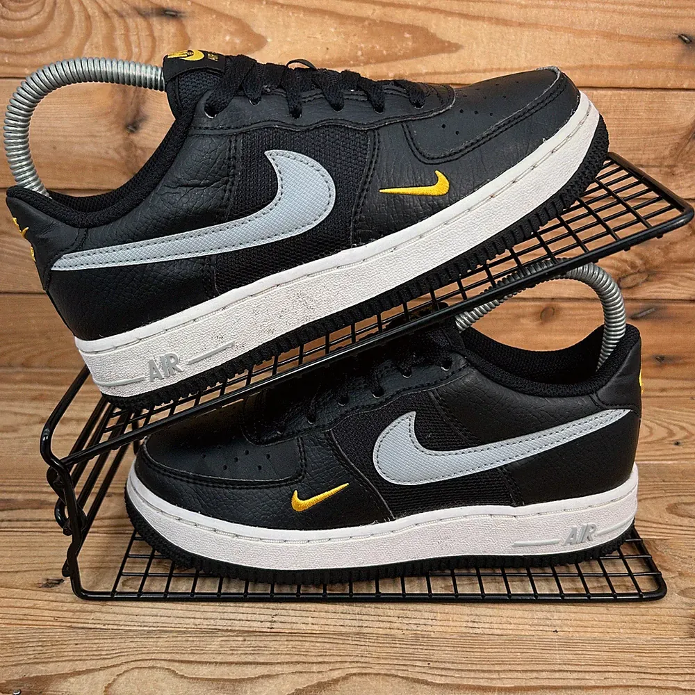 Nike Turnschuhe Damen Größe UK 3 Air Force 1 Schwarz Wolf Grau Gold Freizeitschuhe GS