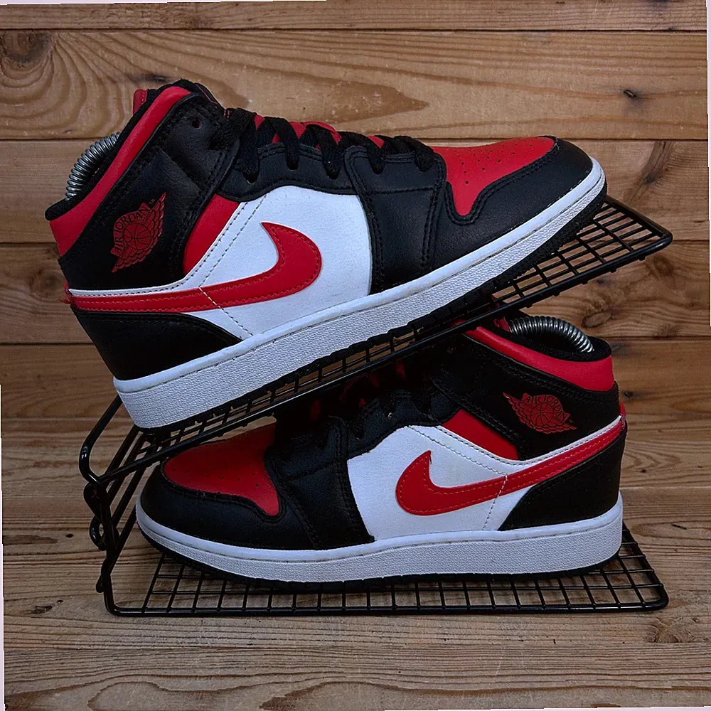 Nike Turnschuhe Damen Größe UK 4 Air Jordan 1 Mid schwarz feuerrot Basketballschuhe