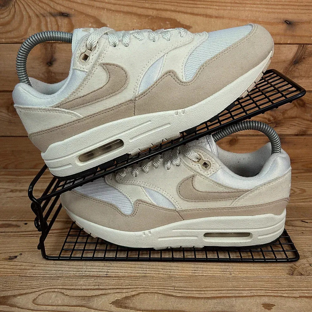 Nike Turnschuhe Damen Größe UK 4 Air Max 1 hellelfenbein Sanddrift Freizeitschuhe