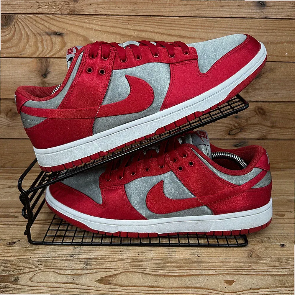 Nike Turnschuhe Damengröße UK 9,5 Dunk Low UNLV Satin rot Skaterschuhe SB
