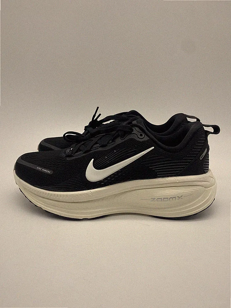 Nike Vomero 18 schwarz / weiß unisex EU 38 und EU 44 Laufschuhe Sportschuhe
