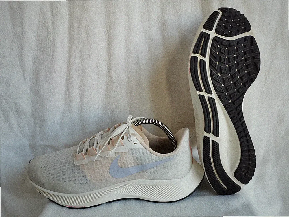Nike W Zoom Pegasus 37 Laufschuhe EU 40,5 US 9 Sneaker natur BQ9647-102