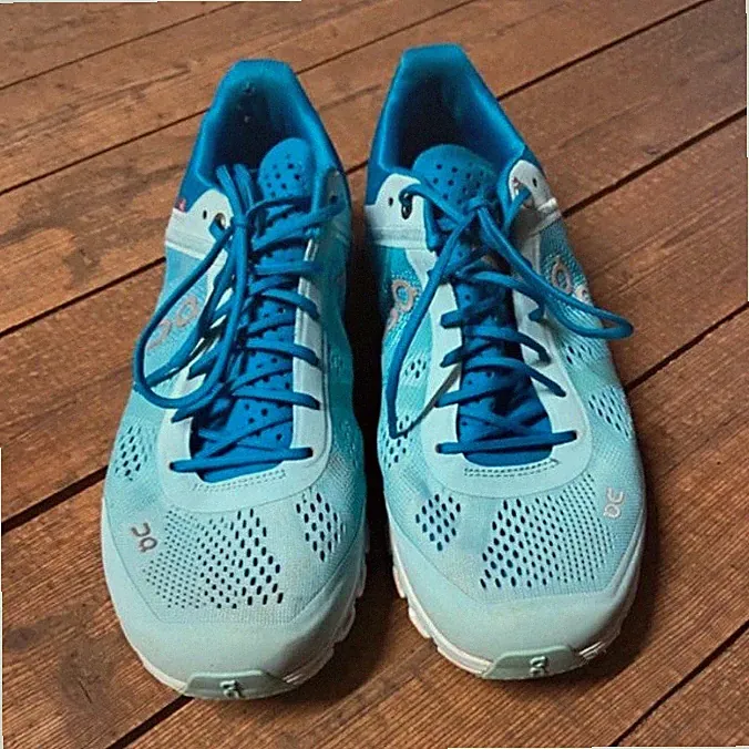 On Cloudflow Damen Laufschuhe Blau/Weiß EU 39 US 8 UK 6 Schnürung