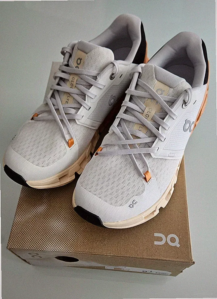 On Cloudflyer 4 Damen Laufschuhe in White/Copper Gr. 40,5