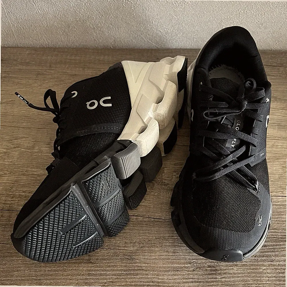 On Cloudflyer Damen Laufschuhe Sneaker Mesh atmungsaktiv Schwarz/Weiß EU 39