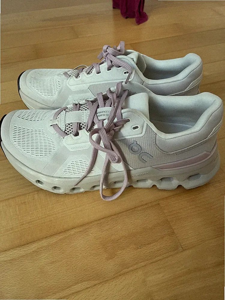 ON – Cloudrunner 2 – Laufschuhe in Silber und Mauve, Größe 40