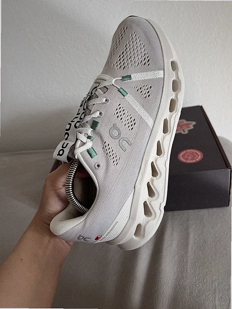 On Cloudsurfer Damen Laufschuhe Sneaker Weiß/Grau – CloudTec Phase