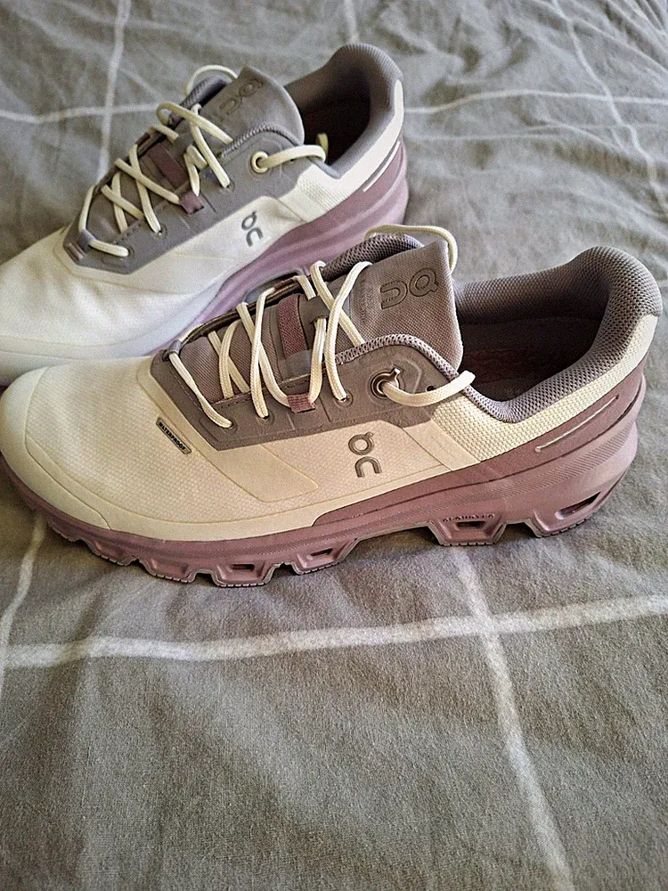 On Cloudventure Waterproof Damen Trail-Laufschuhe EU 40,5 Beige/Grau/Lila