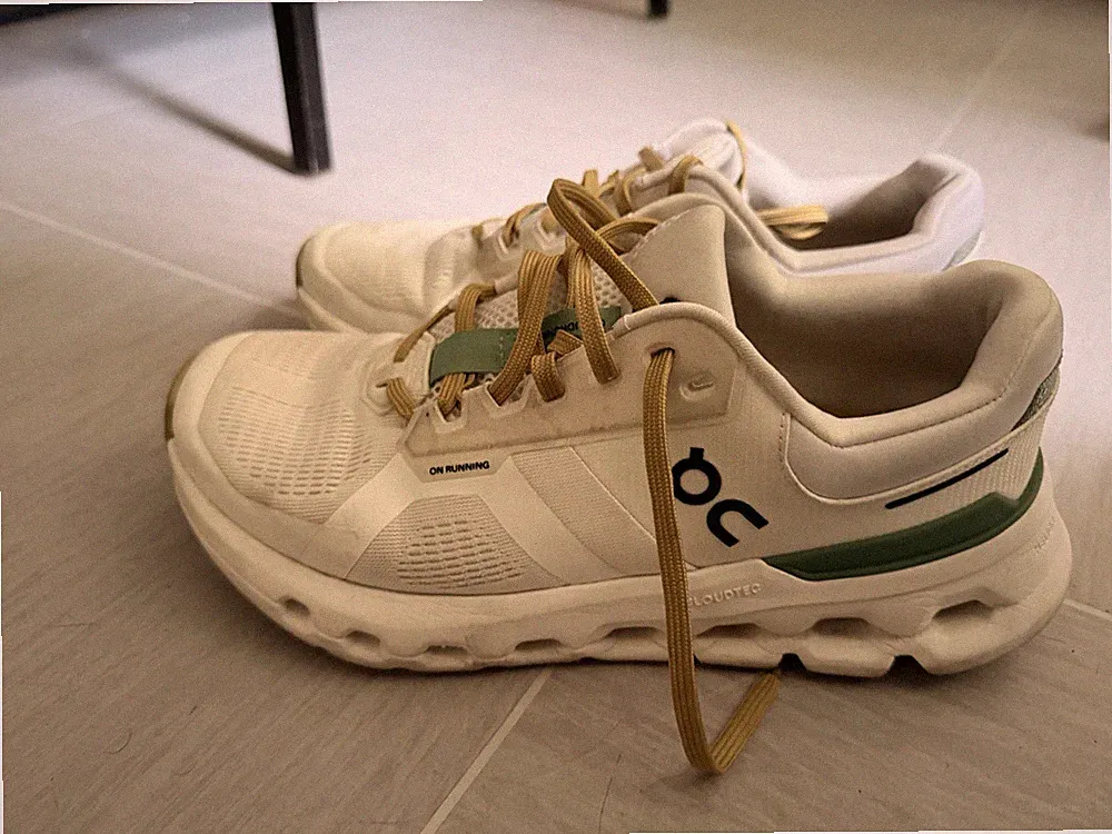 On Damen Cloudrunner Laufschuh Sneaker Weiß Gr. 41