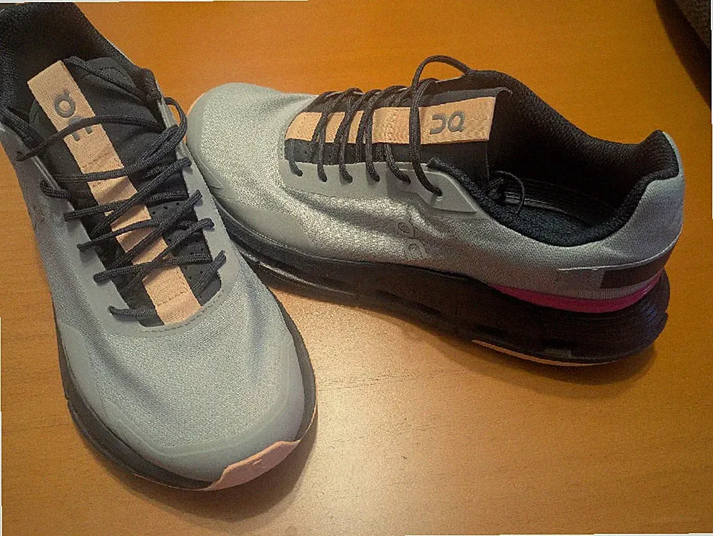 ON Laufschuhe Damen Cloudnova Form EU 42 NEU ungetragen