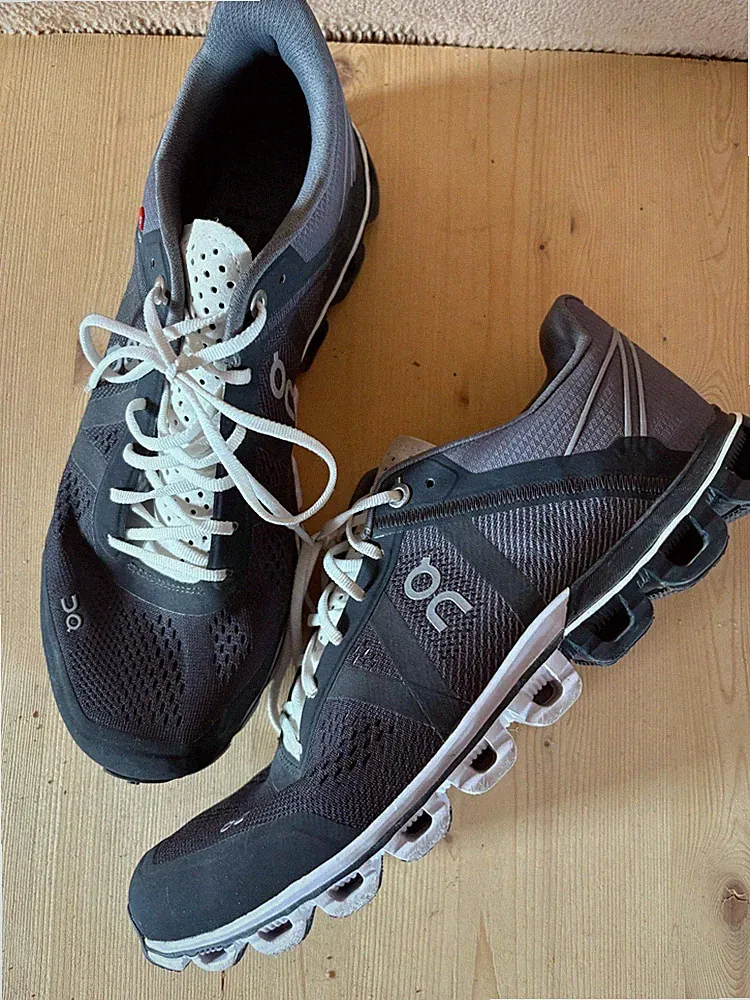 ON Laufschuhe Damen Gr. 40, schwarz grau, weiße Sohle, Mesh, sehr guter Zustand