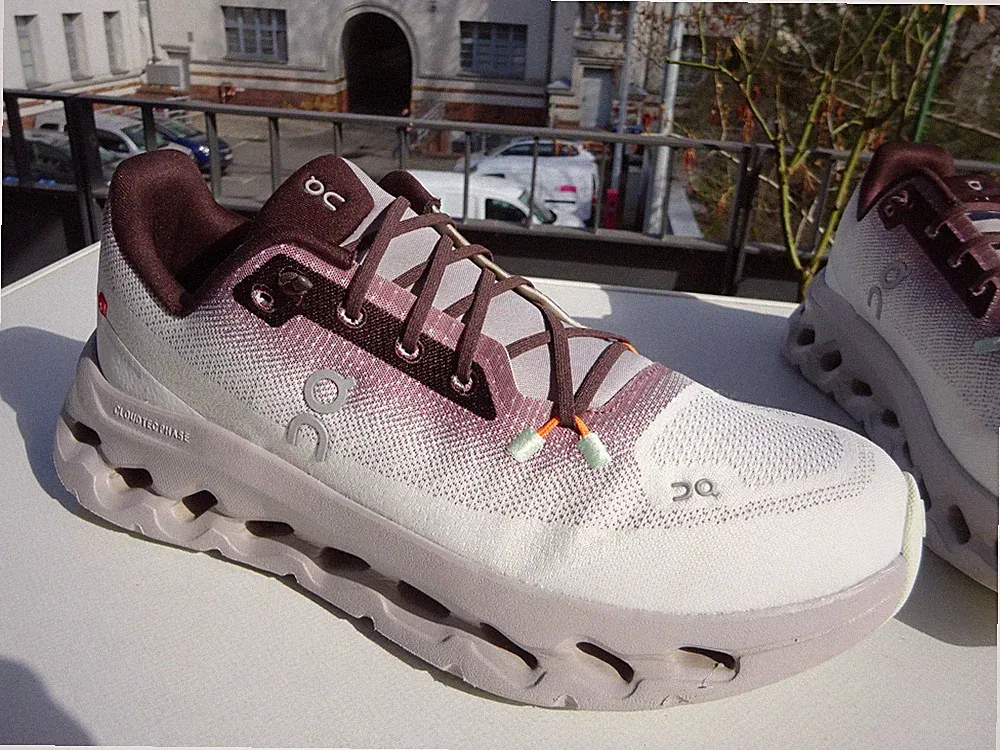 ON Running CLOUDTILT Dam Schuhe Laufschuhe Sneaker Weiß Bordo Gr.42,5(UK8,5 Neuw