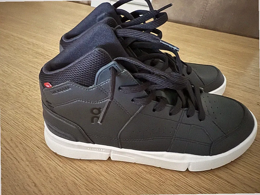 On Running THE ROGER Mid Top Damen Sneaker - Schwarz 40,5 EU US 9 UK 7