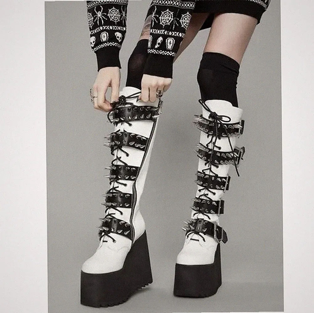 Plateau Stiefel in Weiß-Schwarz mit schwarzen Spikes Größe 35