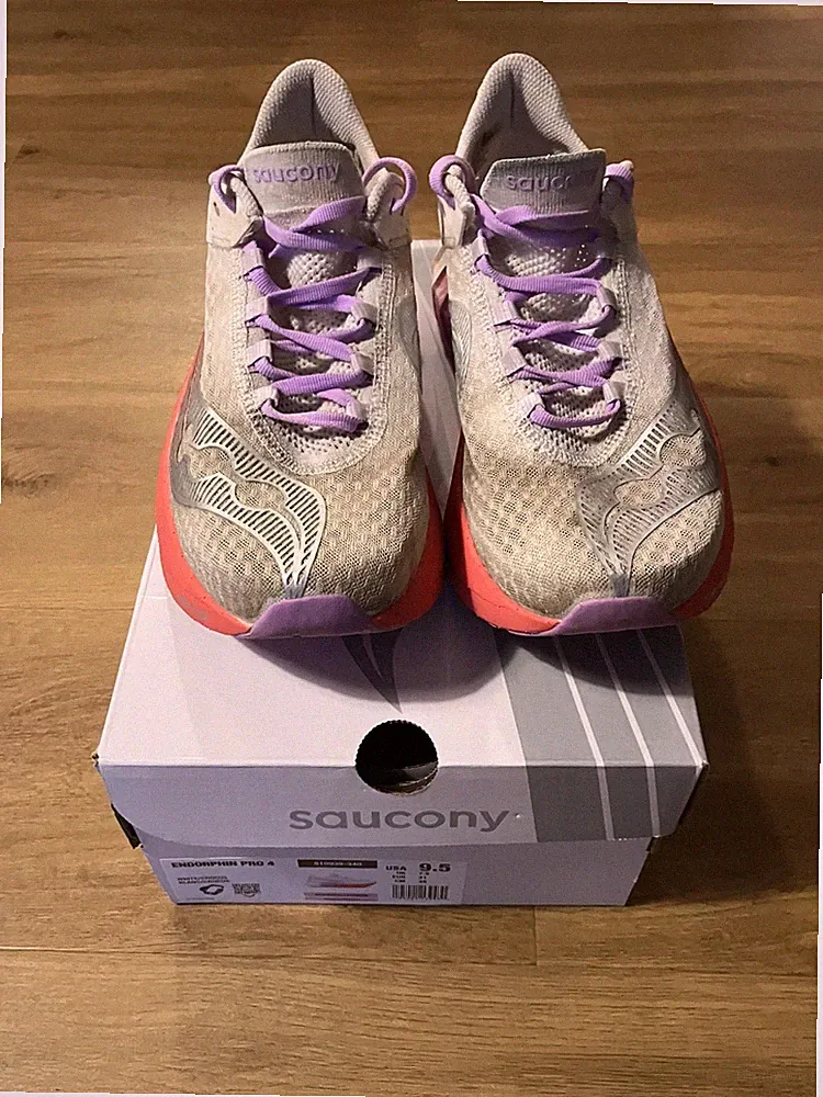 Saucony Endorphin Pro 4, Gr. 41, US 9.5, Damen Carbon Laufschuhe