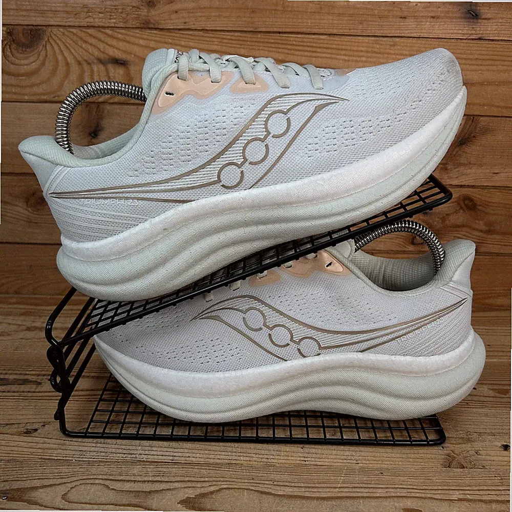 Saucony Turnschuhe Damen Größe UK 7,5 Triumph 23 weiß gold Straßenlaufschuhe