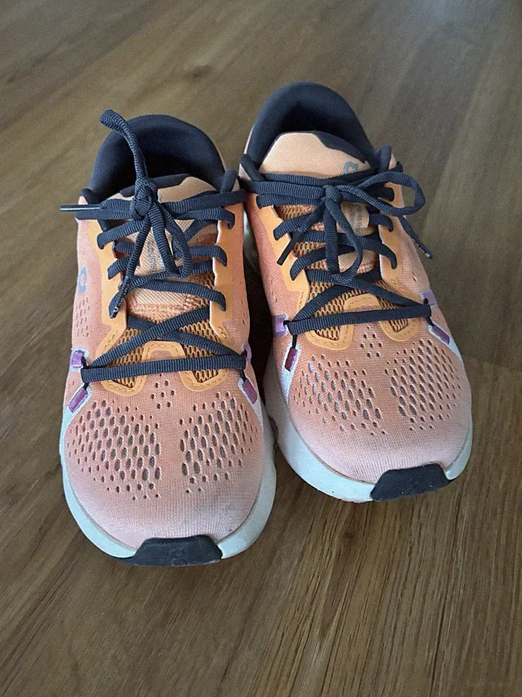 schöne Laufschuhe Damen, Größe 39, Marke „ON“, fast wie neu