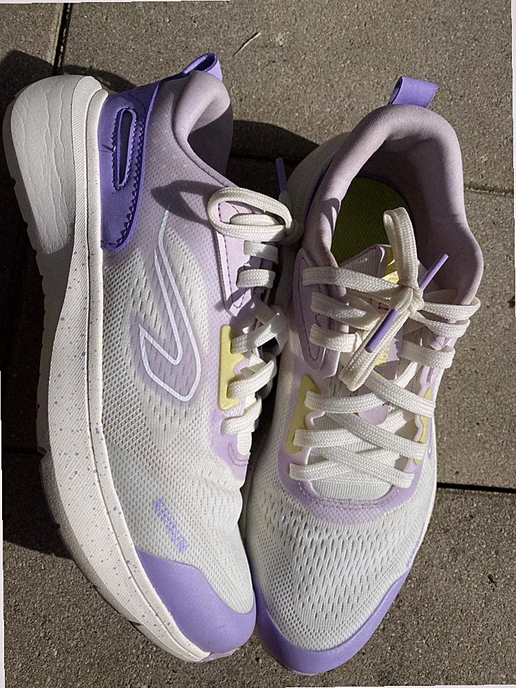 Lila Leichtlaufschuhe