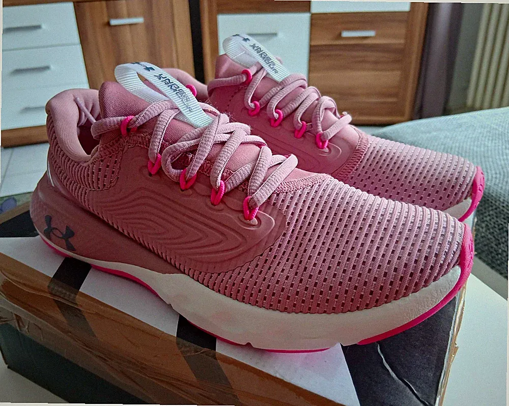 Under Armour Charged Damen Laufschuhe atmungsaktiv Schnürung Pink EU 36,5