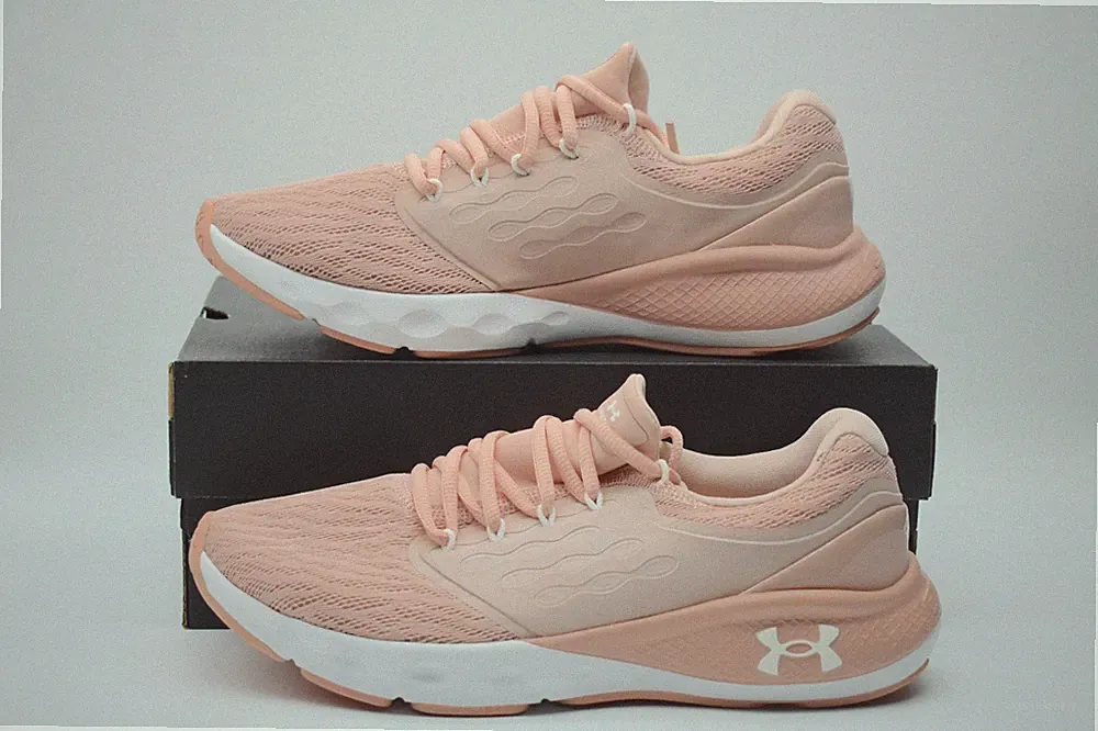 Under Armour W Charged Vantage Damen Laufschuhe Gr. EUR 40.5 (3023565-601)
