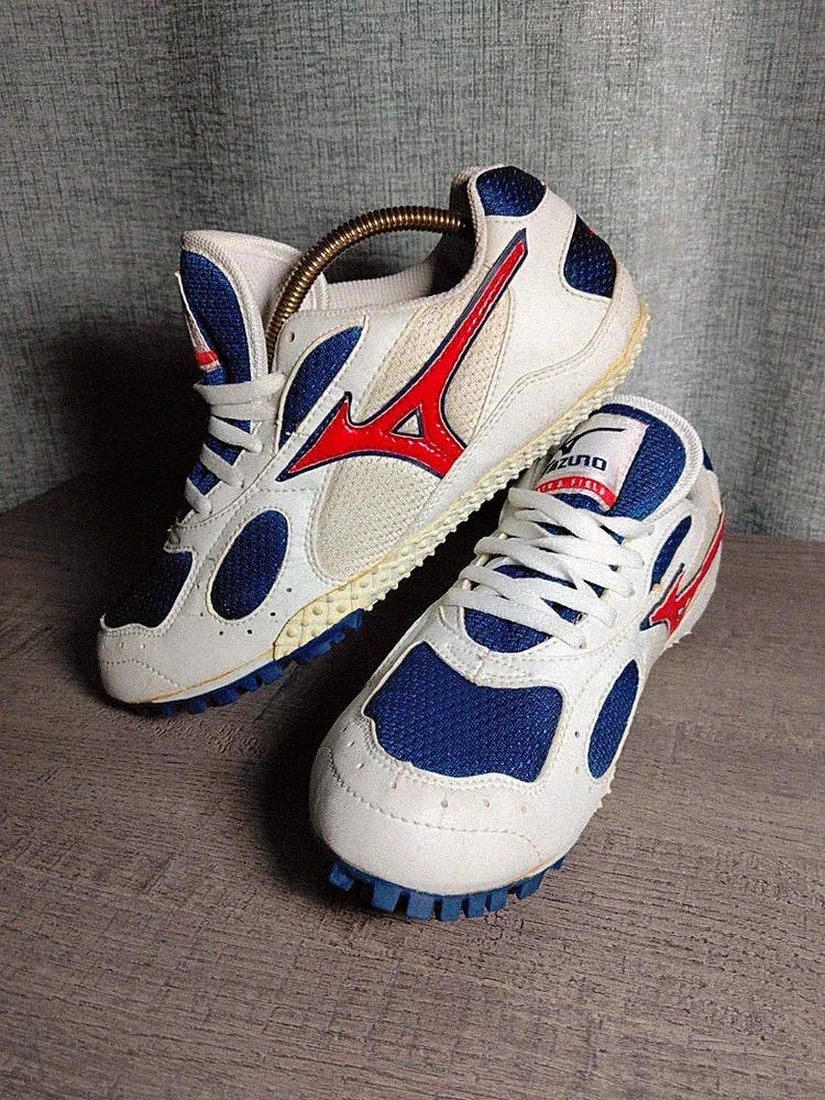 Vintage 90s Mizuno Athletic/Running Sneaker With Spikes Size: 5 (UK)